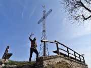 45 Alla alta croce di vetta (25 m) del Monte Ubione (895 m)